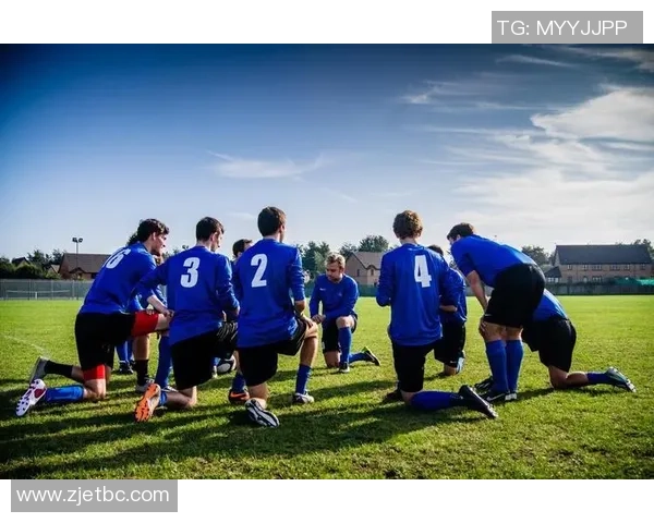 踢足球对身心健康的积极影响及其在社交和团队合作中的重要性